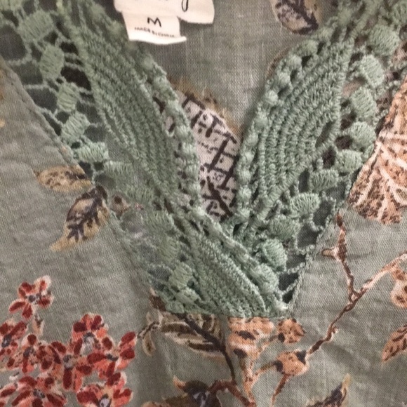 ~3 for $20~ Emberley flutter sleeve floral top - Picture 4 of 7